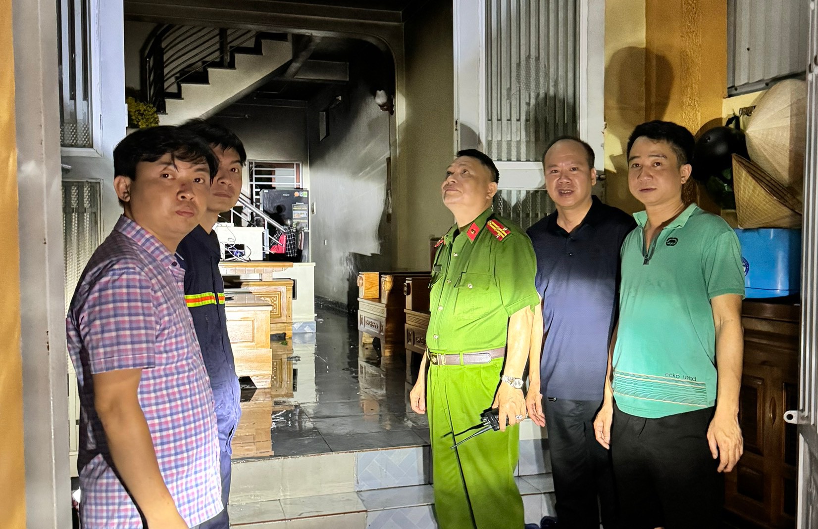 Công an quận Hồng Bàng cứu được một người trong đám cháy ở phường Sở Dầu